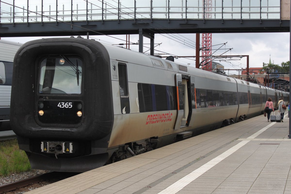 Am 08.07.2017 steht eine Doppeltraktion Öresundzug nach Nivaa im Bahnhof Österport zur Abfahrt bereit.