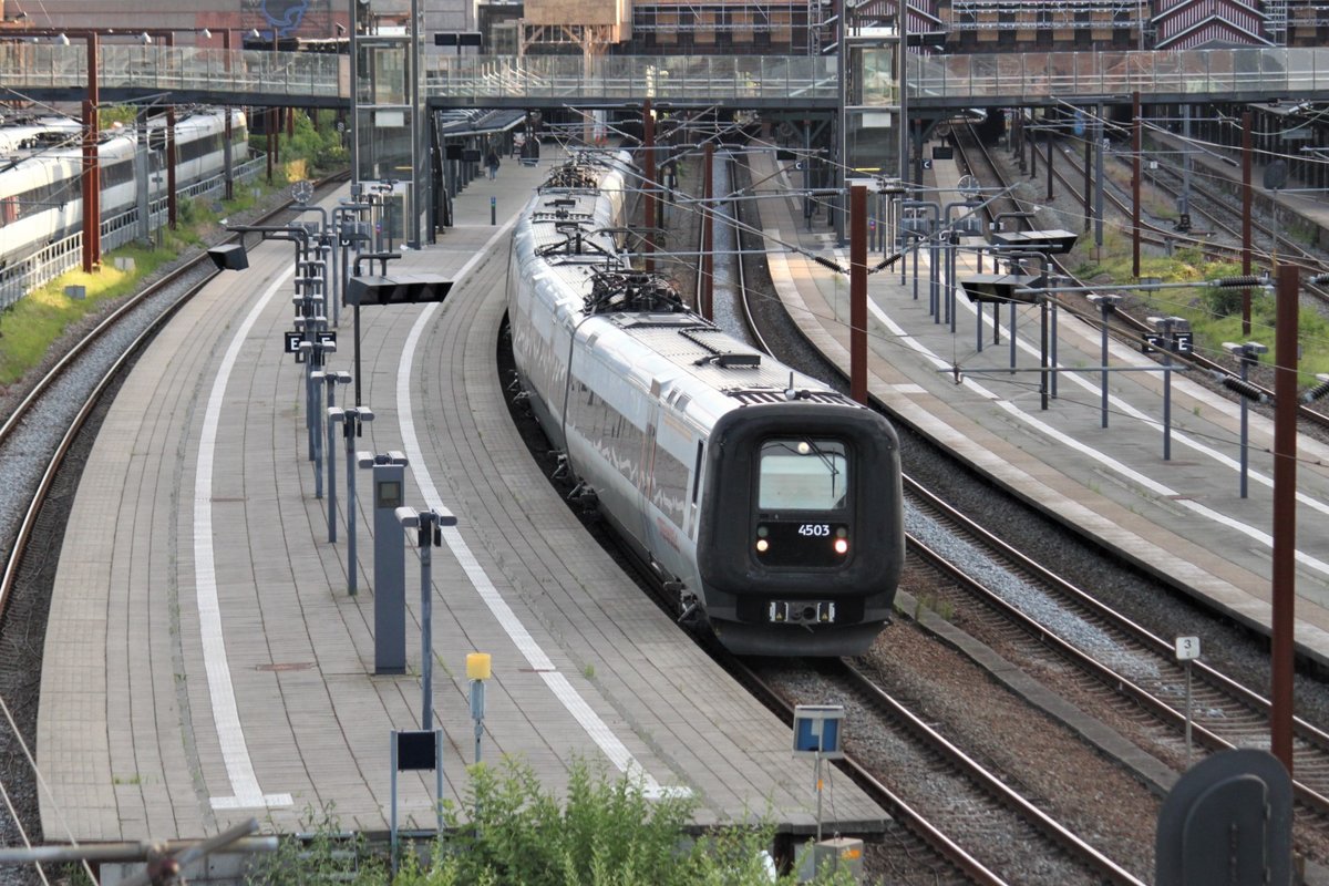 Am 08.07.2017 verlässt eine Doppeltraktion Öresundzug den Bahnhof Österport als RE in Richtung Helsingör.