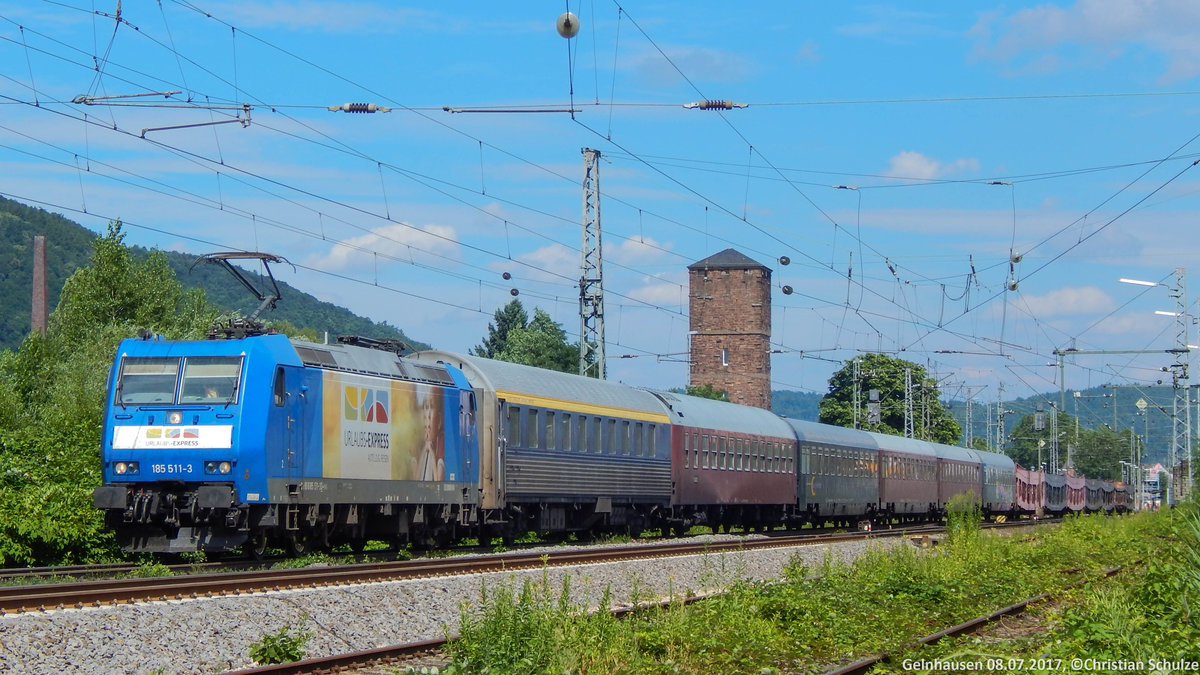 Am 08.07.2017 zog 185 511  Urlaubs-Express  einen Leer-Autoreisezug durch Gelnhausen.