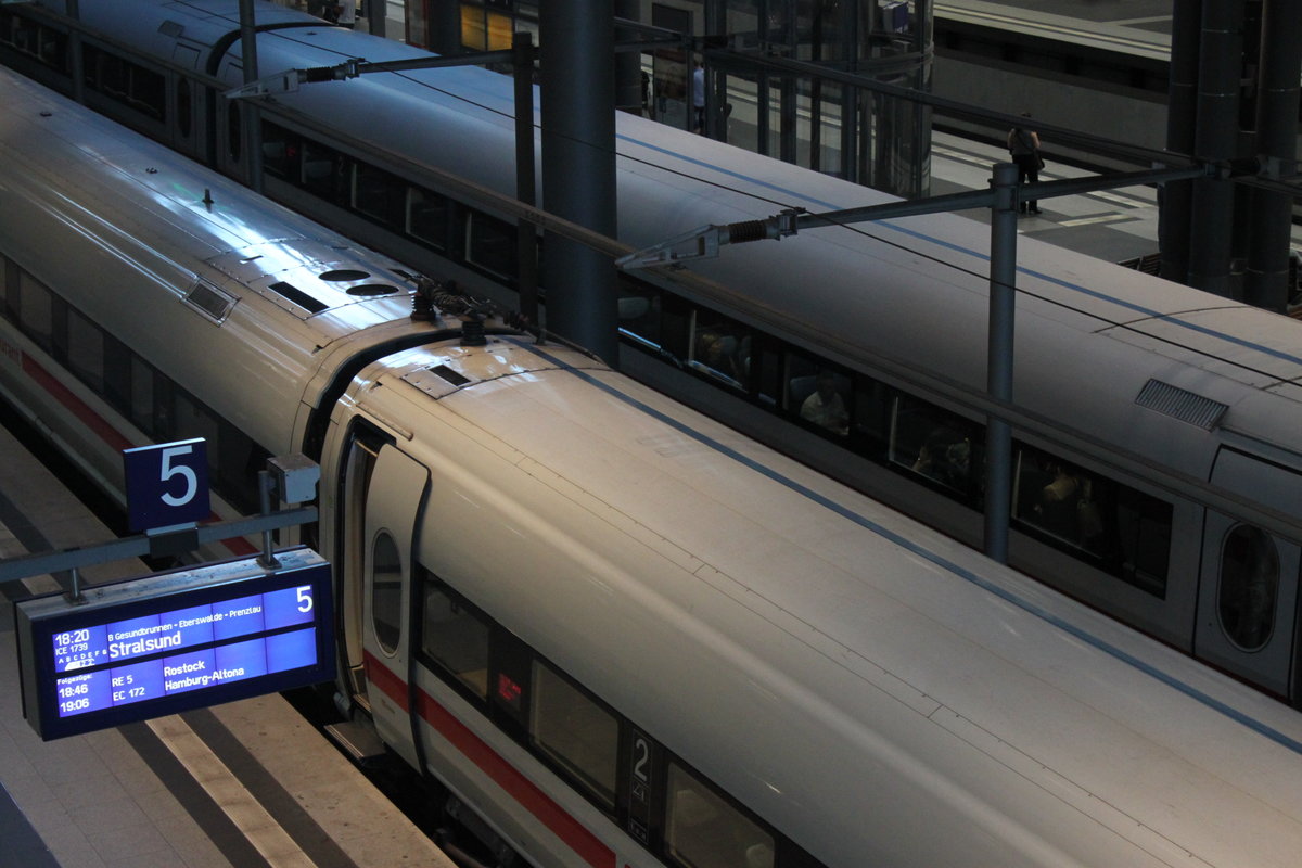 Am 08.09.2016 stehen ein ICE-T und ein ICE2 im Tiefbahnhof von Berlin Hauptbahnhof.
