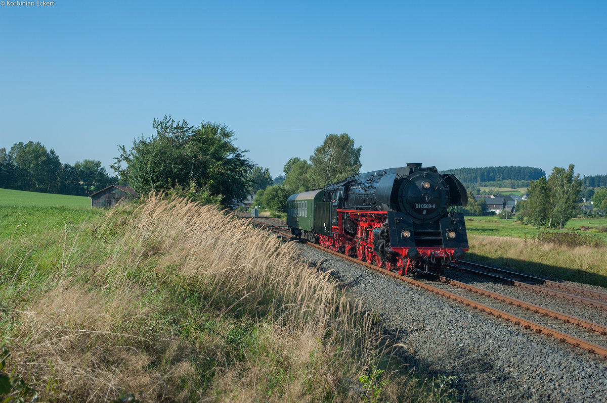 Am 08.09.2016 war 01 0509-8 als DLr 24245 von den Dampftagen in Meinigen wieder auf dem Rückweg nach Glauchau. Bei Seulbitz wurde der Zug erwartet.