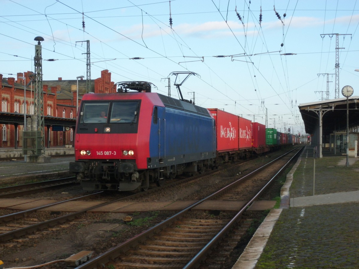 Am 08.11.2014 kam 145 087 mit einem Containerzug aus Richtung Magdeburg nach Stendal und fuhr weiter in Richtung Wittenberge.