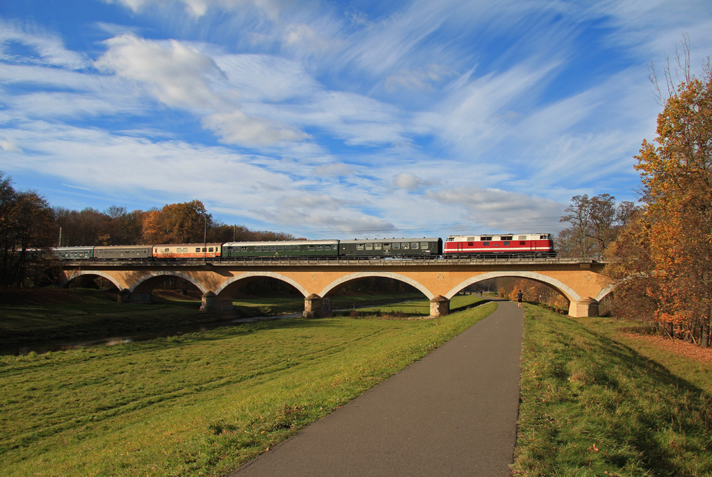 Am 08.11.2015 bringt 118 770-7 die, am Tag vorher bei einer Sonderfahrt eingesetzten, Wagen an ihre Heimatstandorte zurück. Hier überquert der Leerzug am Vormittag die Luppe in Leipzig.