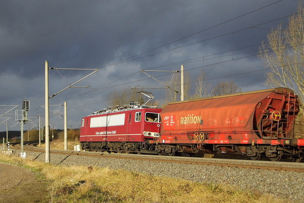 Am 08.12.2017 fuhr die 155 016-9 von der CLR-Cargo Logistik Rail-Service, von Zielitz nach Stendal und weiter nach Wismar .