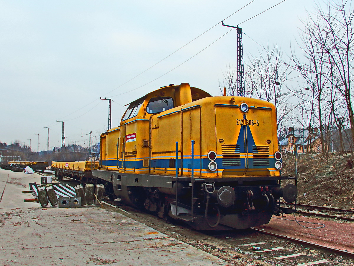 Am 09. Februar 2018 steht von der  DB Bahnbau Gruppe 212 306-5 im Bereich des befahrbaren Teiles des Bahnhof Berlin Grünau.

