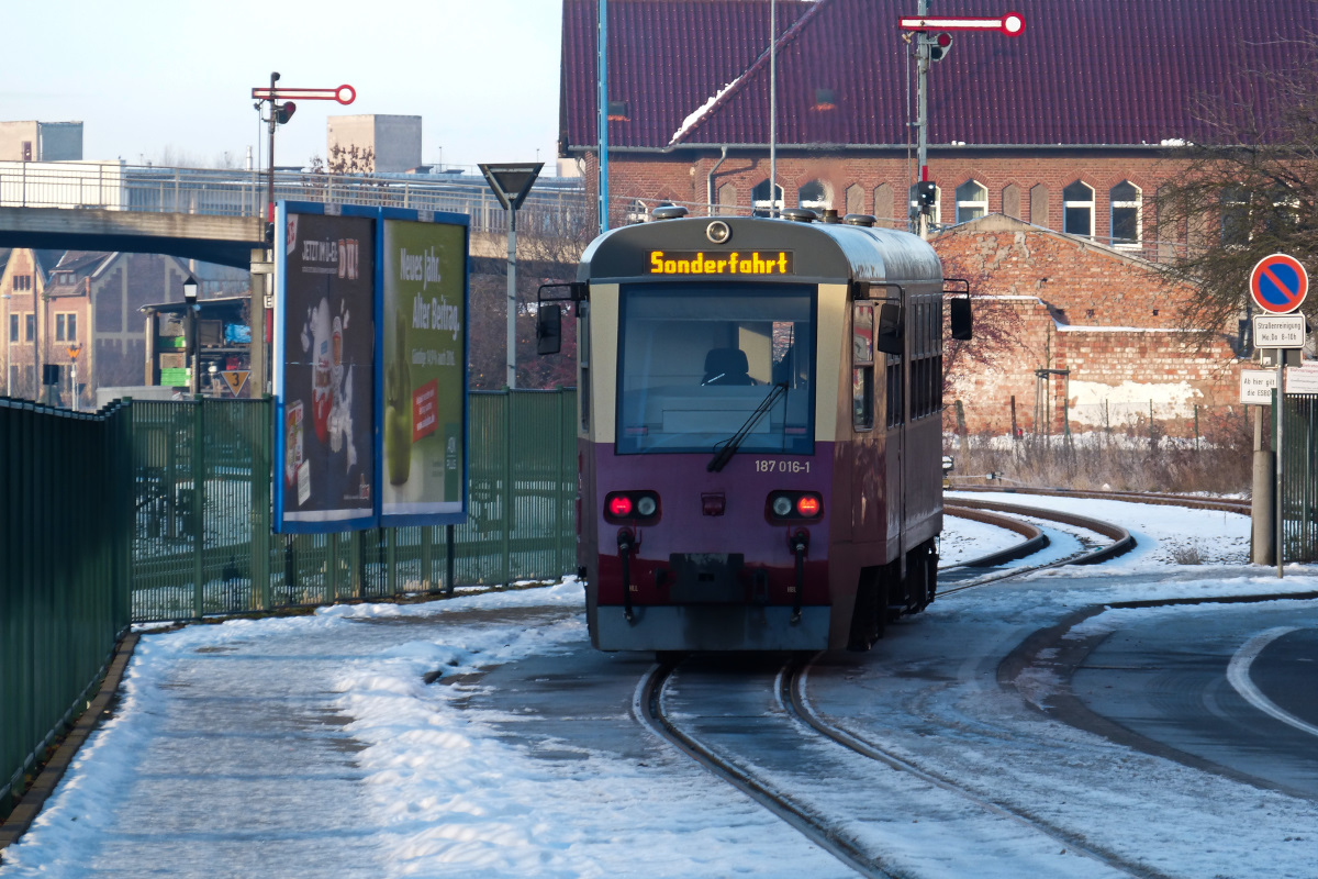 Am 09.01.2016 fotografierte ich dem wegfahrenden 187 016-1 hinterher. Zwischen Bahnhofsvorplatz und dem Bahnhof Nordhausen Nord nutzen die Fahrzeuge die angrenzende Straße mit, bevor sie durch diese Lücke im Zaun auf das Gelände der HSB wechseln.