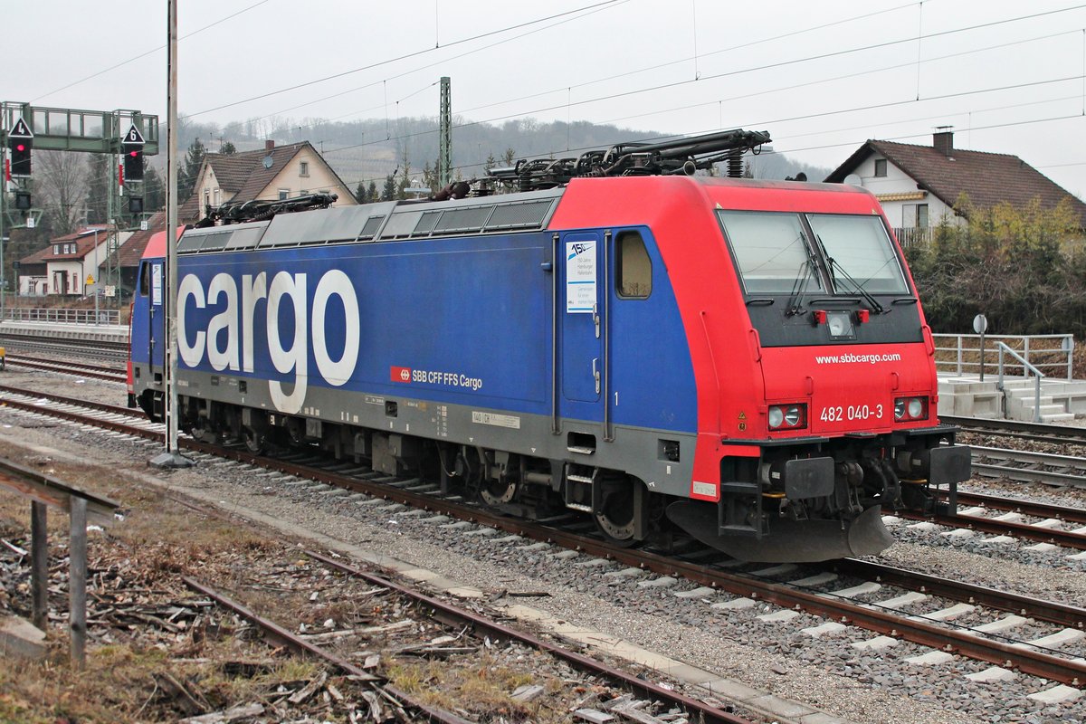 Am 09.02.2017 stand SBBC/HSL Re 482 040-3  150 Jahre Hamburger Hafenbahn  abgestellt im Bahnhofsbereich von Efringen-Kirchen und wartete auf ihre nächste Leistung.