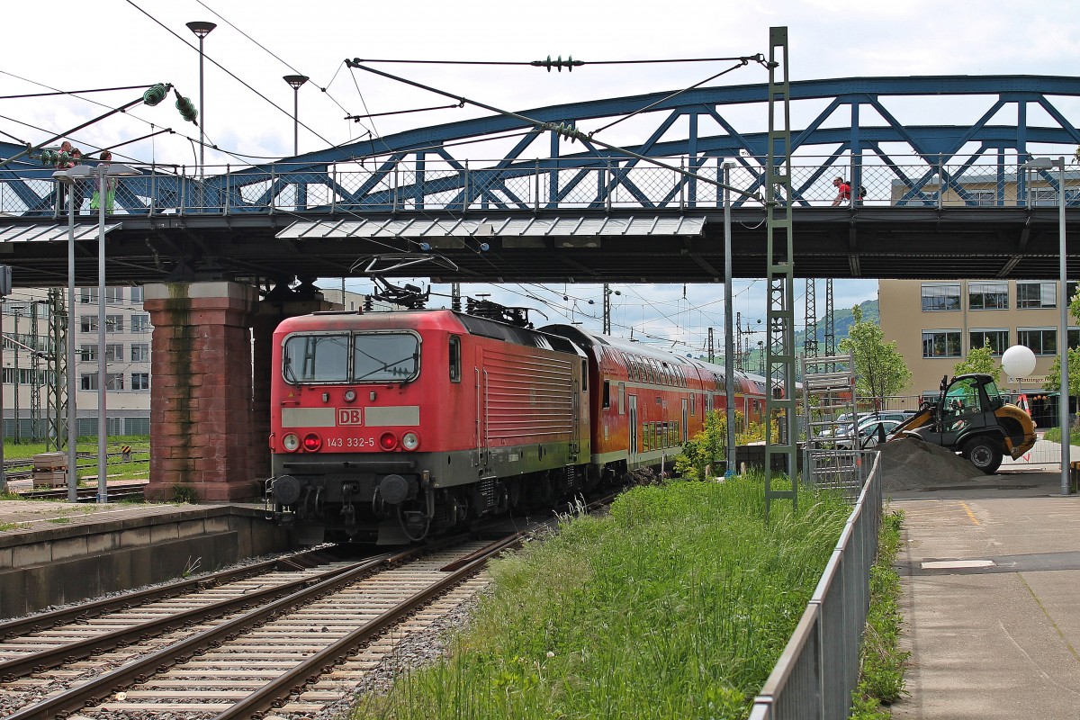 Am 09.05.2013 schob die Freiburger 143 332-5 eine Wochenend-RB, bestehend aus zwei dreiteiligen Hllental-Garnituren, aus dem Hauptbahnhof von Freiburg. Am Zuganfang befindet sich eine weitere 143er.