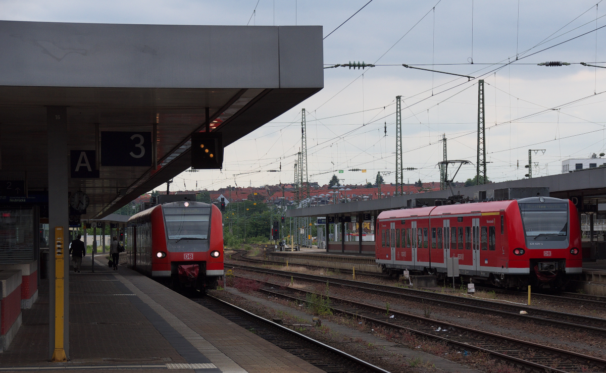 Am 09.06.2015 war ich unterwegs nach Neubrücke/Nahe zum Umwelt Campus. In Saarbrücken Hbf. standen zwei 426er. 426 039 wartet auf neue Aufgaben und 426 037 steht als RB nach Neubrücke/Nahe bereit. Die RB werde ich aber nicht nehmen, ich warte auf den RE nach Mainz, denn der überholt die RB in St.Wendel. 