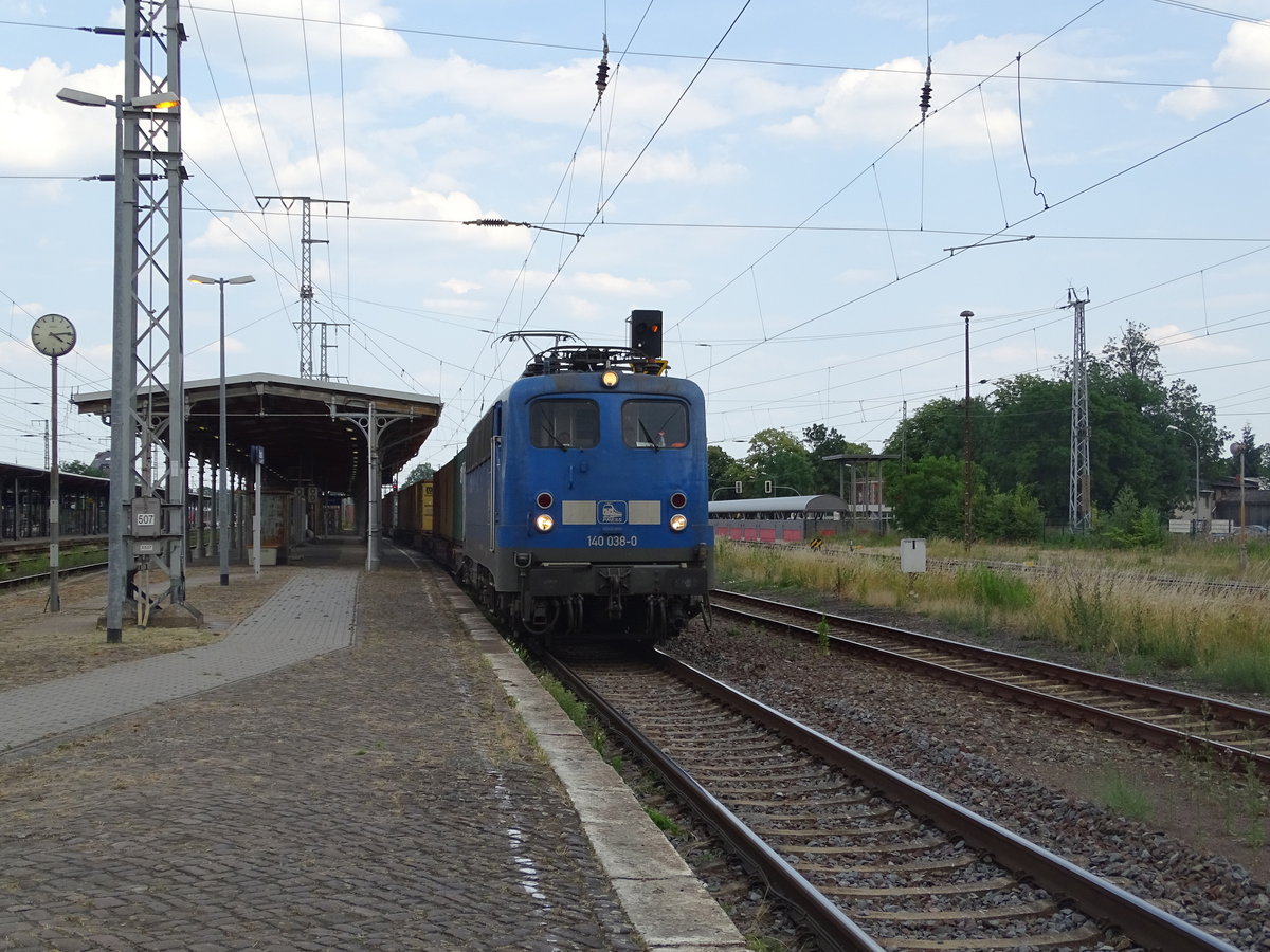 Am 09.06.2018 kam die 140 038(140 851) mit einem Containerzug aus Richtung Magdeburg nach Stendal und fuhr weiter in Richtung Uelzen.