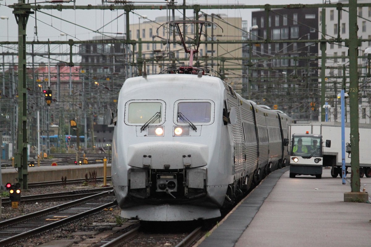 Am 09.08.2017 wird die vordere Einheit des Snabbtågs 426 nach Stockholm in Göteborg C an Gleis 4 bereitgestellt und mit der hinteren Einheit gekuppelt, die bereits am Bahnsteig wartet.