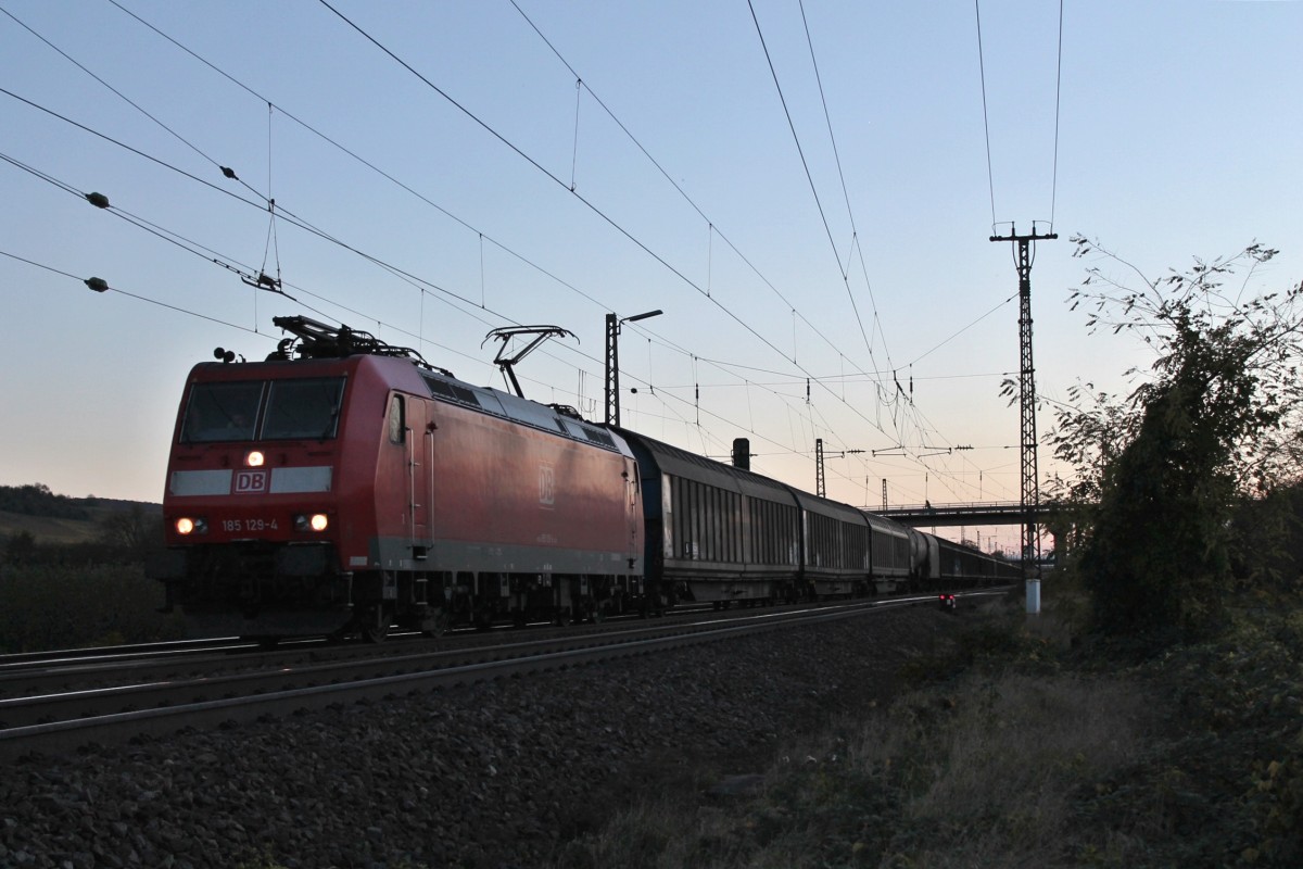 Am 09.11.2013 fuhr DB Schenker 185 129-4 mit einem leicht gemischten Güterzug durch die Bahnanlagen in Müllheim (Baden) gen Norden.