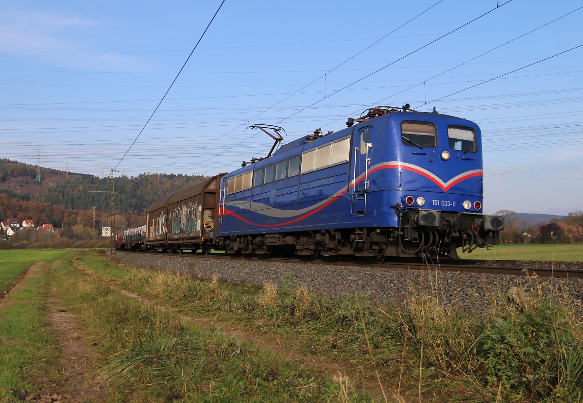 Am 09.11.2014 bespannte die SRI 151 033-8 einen Zementzug in Fahrtrichtung Süden. Aufgenommen zwischen Mecklar und Ludwigsau-Friedlos.