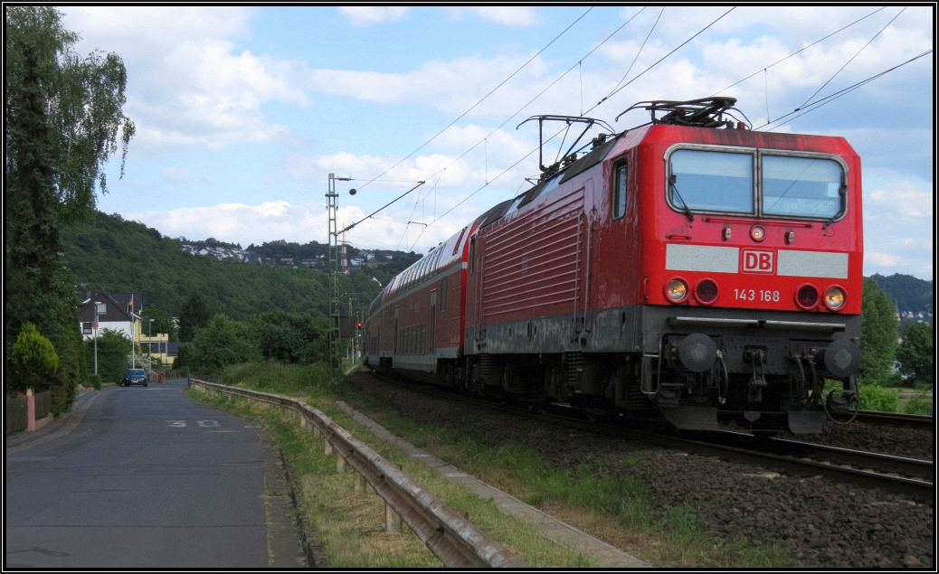 Am 09.Juni 2015 zischt die 143 168 mit ihren Regionalexpress an Kasbach/Erpel vorbei.
Szenario von der Kbs 465,die rechte Rheinstrecke.