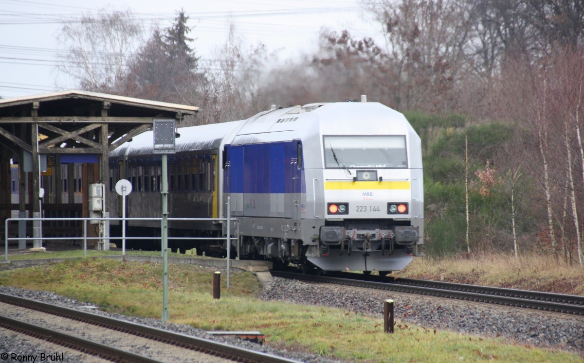 Am 1. Tag des Fahrplanwechsels zwischen Chemnitz und Leipzig am 14.12.2015 die MRB 223 144 im oberen Bahnhof Wittgensdorf.