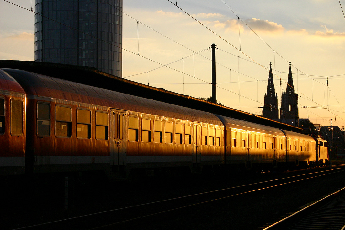 Am 10. August 2005 entstand im Bahnhof Köln Messe / Deutz diese Aufnahme im Abendlicht.