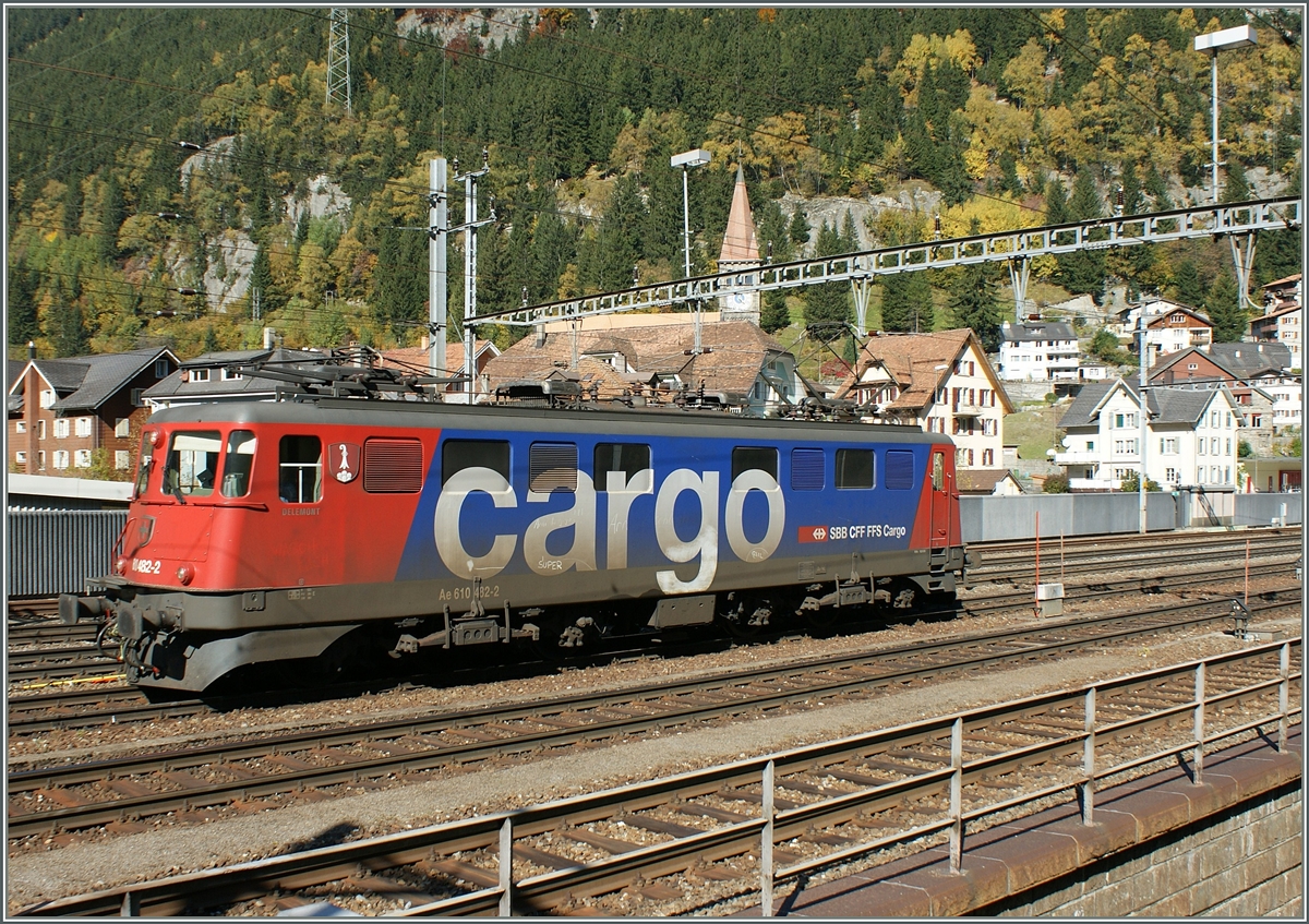 Am 10. Oktober 2008 war die SBB Ae 6/6 410 482-2 auf der Gotthard Nordrammpe im Schiebedienst eingesetzt und hat hier einen bereits weitergefahren Güterzug nach Göschenen nachgeschoben. 
