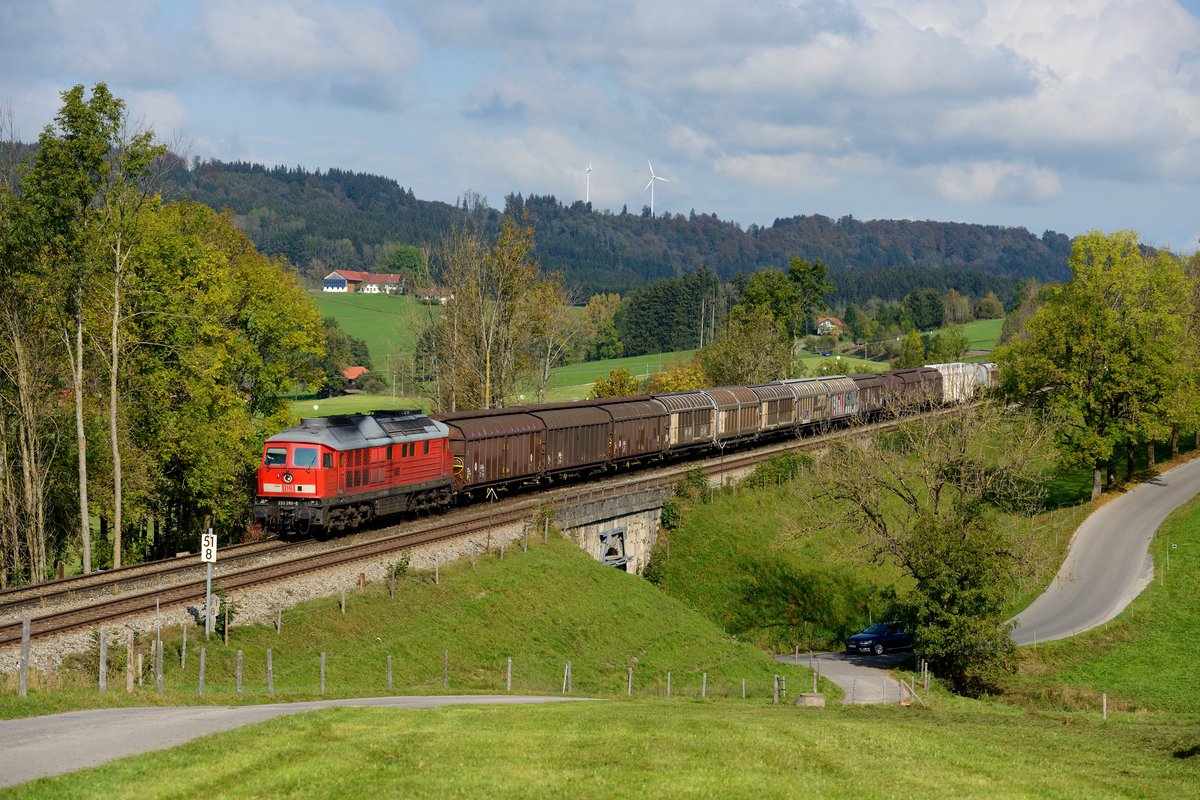 Am 10. Oktober 2014 konnte der aufgrund der Arlbergsperre über die KBS 970 umgeleitete EZ 45190 von Wien ZVB nach Buchs SG bei Wildpoldsried aufgenommen werden. Der Zug wurde von mehr als zehn Fotografen erwartet. Es führte 233 285.