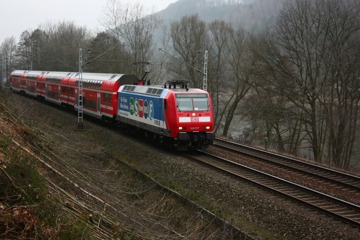 Am 10.03.2016 zog die 146 017 frisch beklebt die S1 von Meißen-Triebischtal nach Schöna. Hier war sie kurz hinter Krippen und wurde von der Treppe des Caspar-David-Friedrich-Weges aus fotografiert.