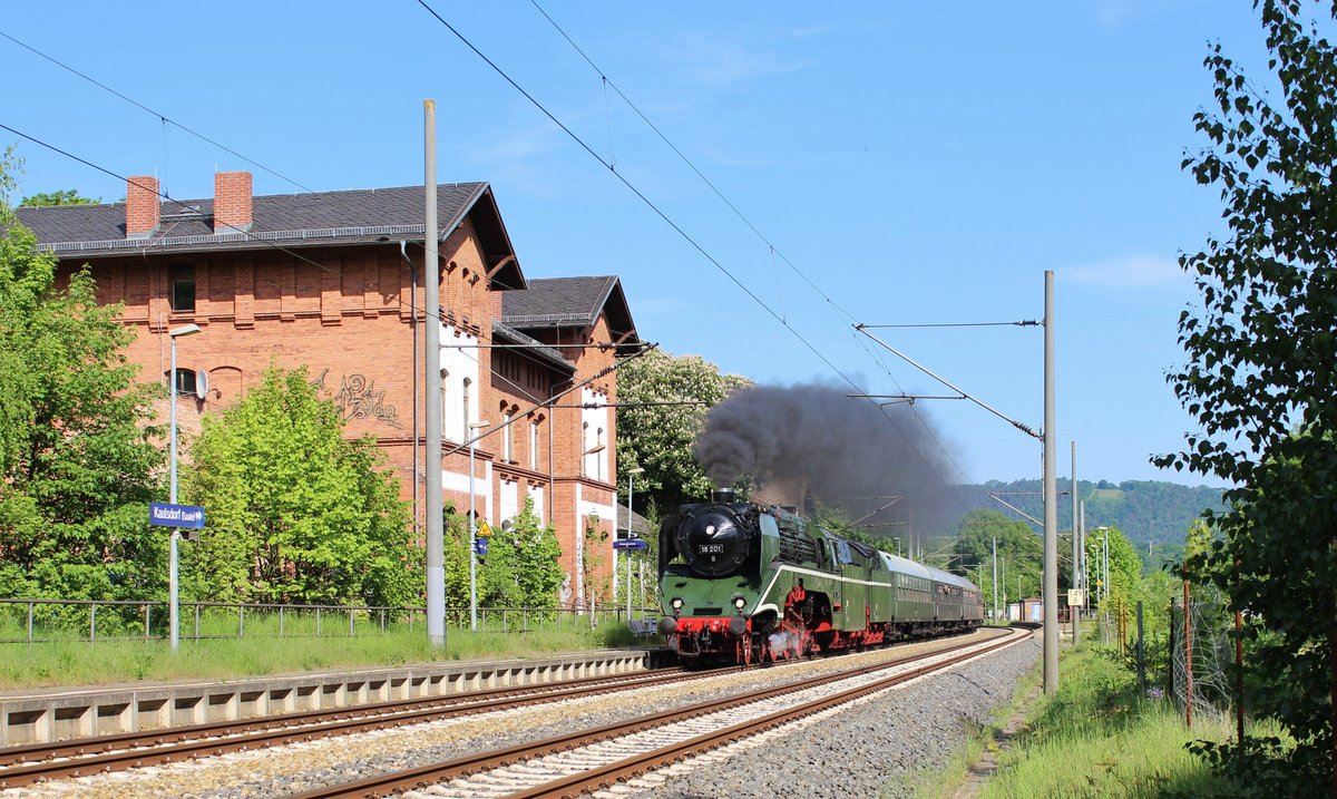 Am 10.05.18 fuhr die 18 201 mit 243 005 zu einer Mehrtagesfahrt von Halle nach Wien. Hier ist der Zug bei Kaulsdorf zu sehen.