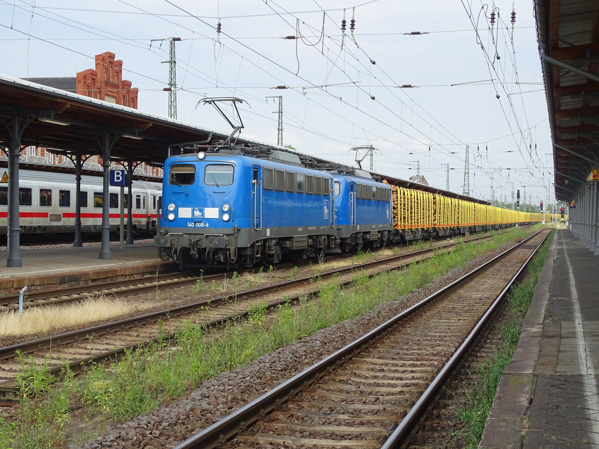Am 10.06.2018 kam die 140 008(140 845)&140 007(140 825) mit einem Holzzug aus Richtung Berlin nach Stendal und fuhr weiter in Richtung Borstel.