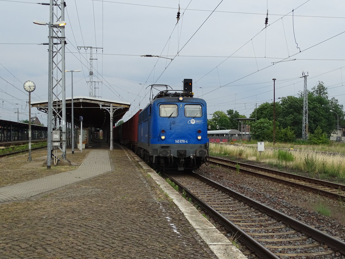 Am 10.06.2018 kam die 140 678 mit einem Containerzug aus Richtung Magdeburg nach Stendal und fuhr weiter in Richtung Uelzen.