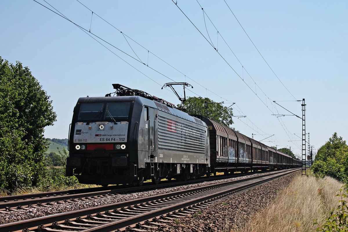Am 10.07.2015 bespannte ES 64 F4-112  SBB Cargo International  Aushilfsmäßig den leeren Papierzug von Captrain, als sie bei Hügelheim gen Norden unterwegs war.