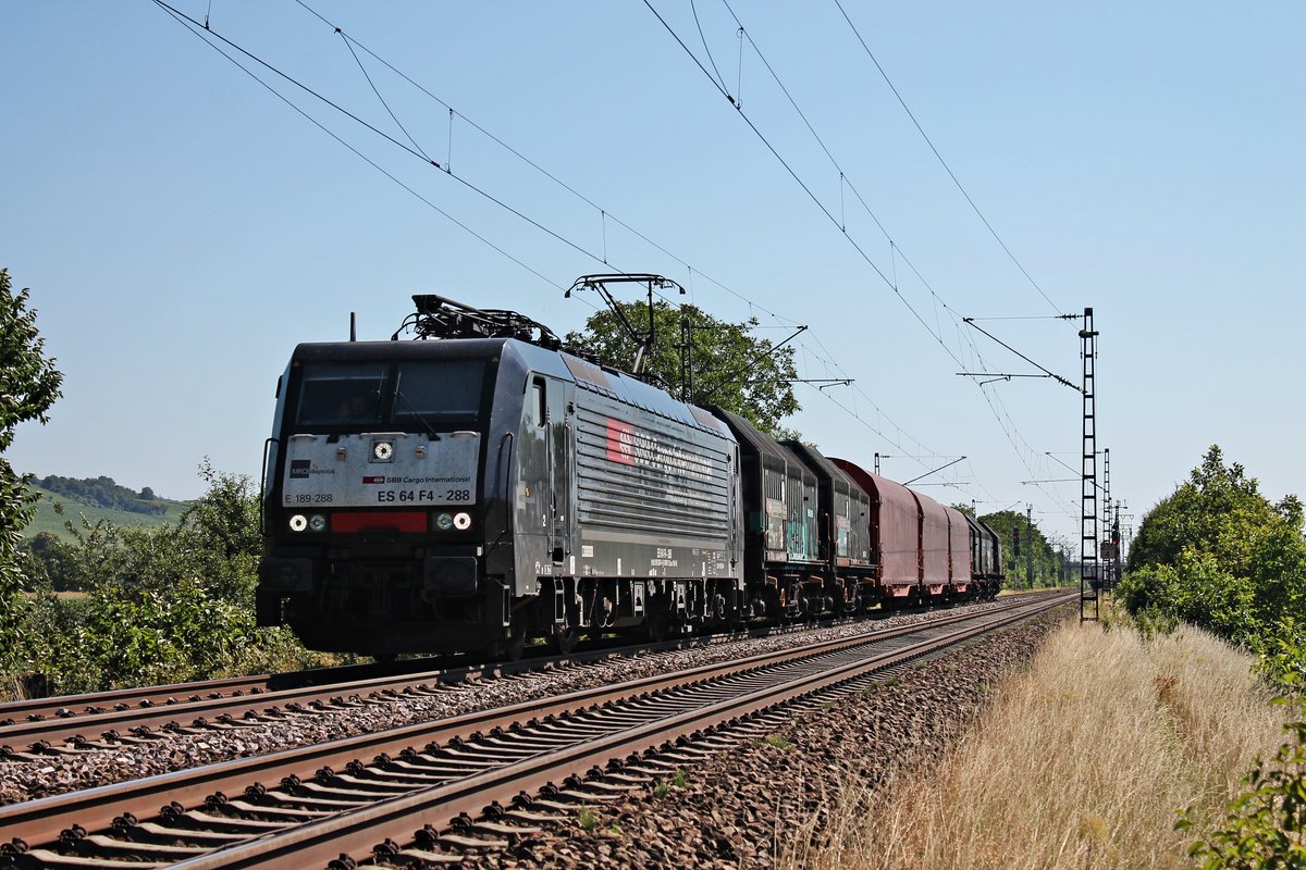 Am 10.07.2015 bespannte ES 64 F4-288 (189 288-4)  SBB Cargo International  den DGS 48620 (Muttenz - Göttingen), als sie nöcrdlich von Müllheim (Baden) bei Hügelheim in Richtung Freiburg fuhr.