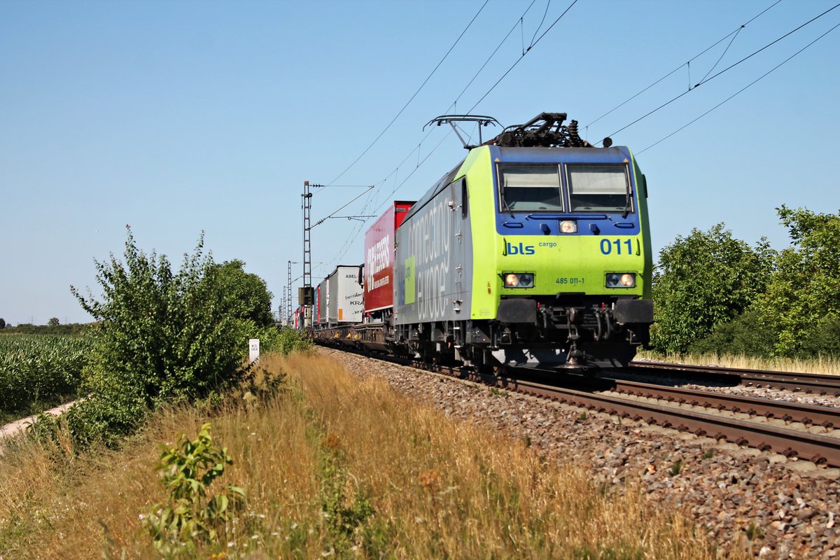 Am 10.07.2015 bespannte Re 485 011-1  Weil am Rhein  eine RoLa (Freiburg (Brsg) Rbf - Novara), als sie bei Hügelheim auf dem Weg in Richtung Basel Bad Rbf.