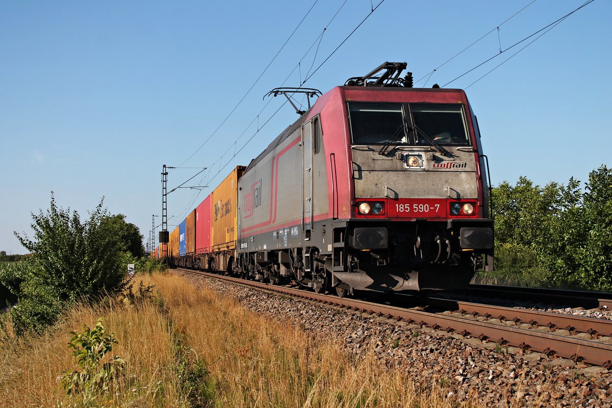Am 10.07.2015 kam 185 590-7 mit einem Containerzug aus Antwerpen/Aachen West auf der KBS 703 bei Hügelheim und war auf dem Weg in Richtung Schweizer Grenze.