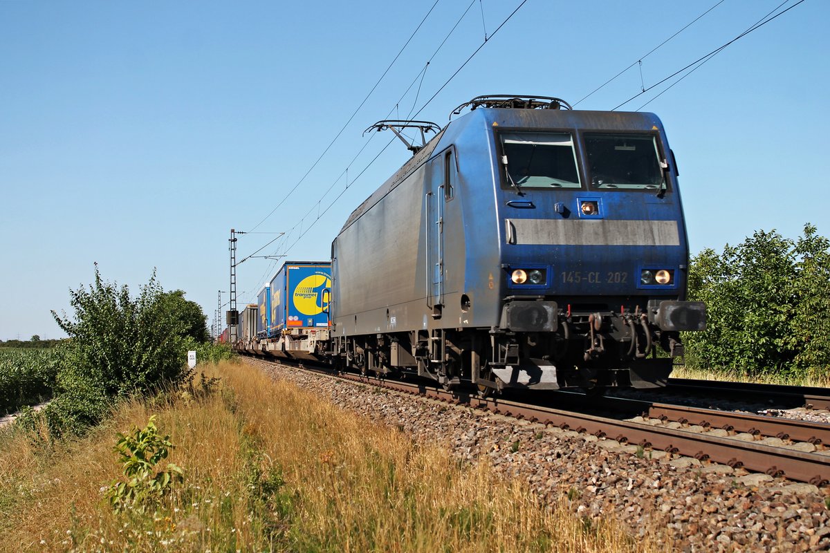 Am 10.07.2015 kam die für Crossrail fahrende 145-CL 202 (145 098-0) mit einem KLV aus Antwerpen/Aachen West bei Hügelheim vorbei in Richtung Schweizer Grenze.