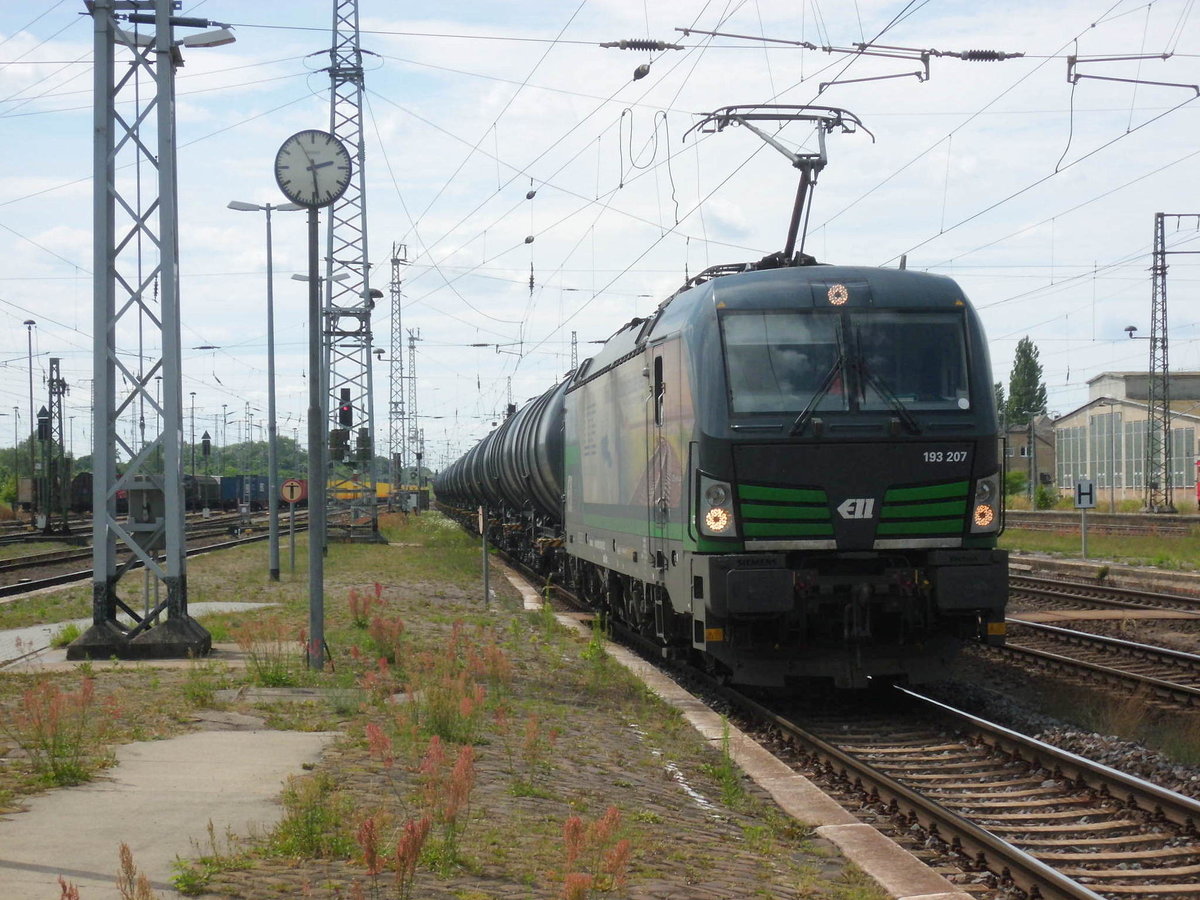 Am 10.07.2016 kam die 193 207 mit einem Kesselzug aus Richtung Wittenberge nach Stendal und fuhr weiter nach Magdeburg.