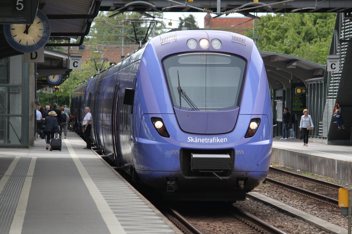 Am 10.07.2017 steht ein Pågatåg nach Höör im Bahnhof Lund C.