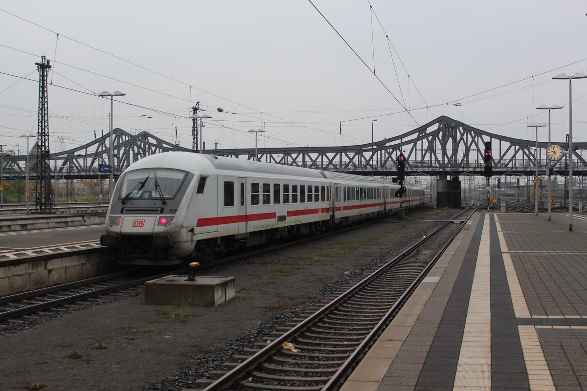 Am 10.11.2017 verlässt ein IC den Hauptbahnhof Darmstadt in Richtung Frankfurt.