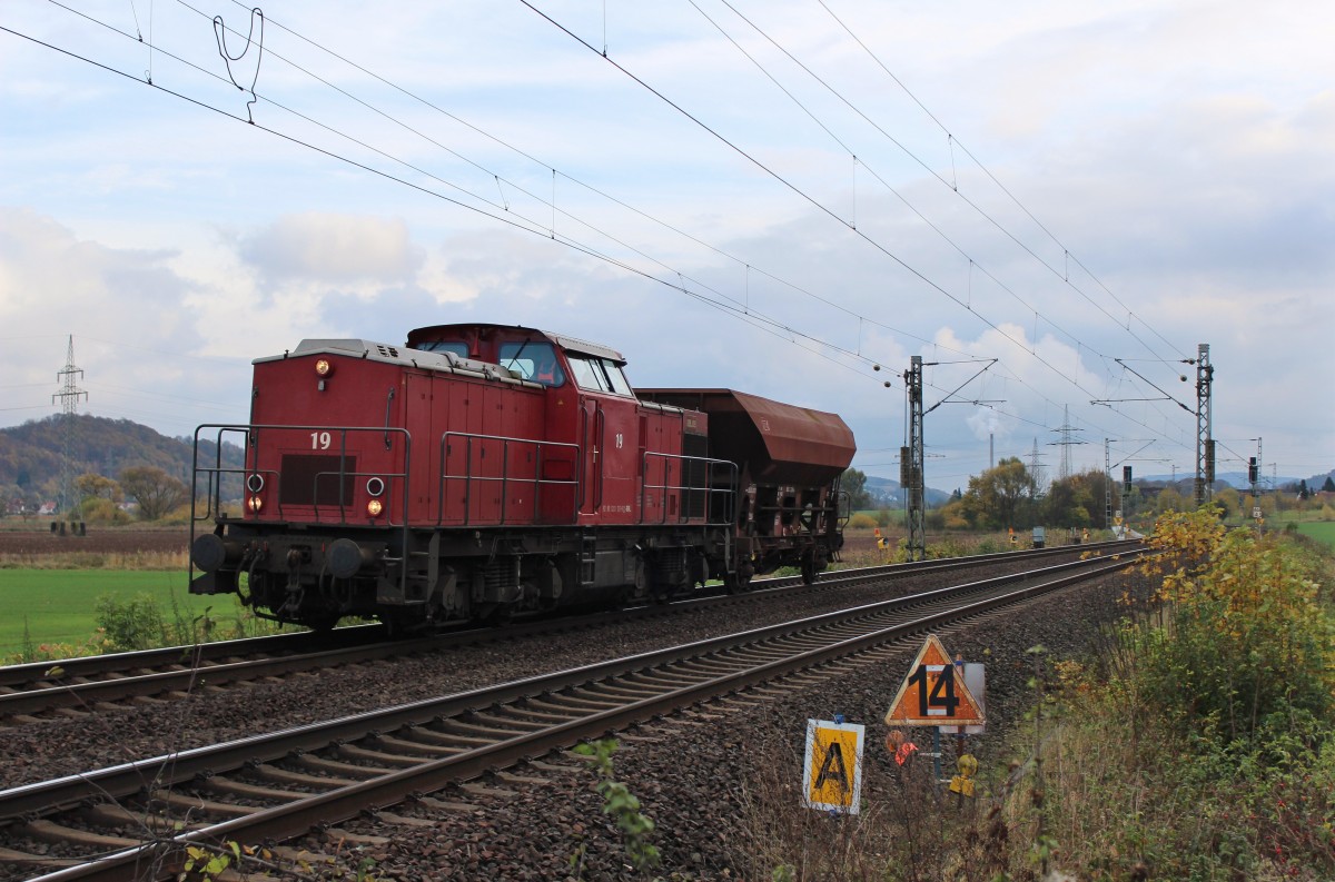 Am 10.November 2013 war BBL 203 121 mit einem Schotterwagen auf dem Weg von Alfeld/Leine zum Zielbahnhof Godenau.
