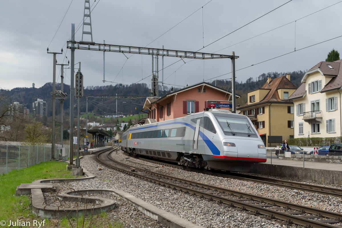 Am 11. und 12. April 2015 wurde in Horgen Oberdorf gebaut. Während die meisten Züge über die normale Umleitungsroute via Aargauer Südbahn geschickt wurden, fuhren die EC Zürich-Milano und Milano-Zürich durch das Sihltal. Zugleich war der 11. April der letzte reguläre Einsatztag der ETR 470 der SBB (diejenigen von Trenitalia werden noch bis Dezember 2015 auf der Strecke Milano-Zürich eingesetzt, zudem fährt die SBB noch einige Expo-Zusatzzüge mit ETR 470). Dies zog natürlich viele Trainspotter an und sogar das Schweizer Fernsehen war vor Ort und drehte einen Bericht für die Tagesschau. Hier der SBB ETR 470 002 bei der Durchfahrt in Zürich Leimbach.