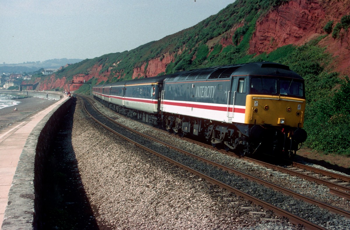 Am 11 August 1995 faehrt 47853 die Kueste bei Dawlish entlang. Seit einer Woche ist der Zugverkehr auf dieser Strecke eingestellt, da der Bahndamm in Dawlish vom Meer weggespuelt wurde.