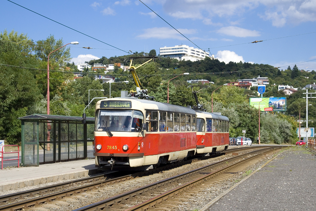 Am 11. August 2016 ist ein T3 - Tandem geführt von Wagen 7843 als Linie 5 bei Botanická záhrada unterwegs.