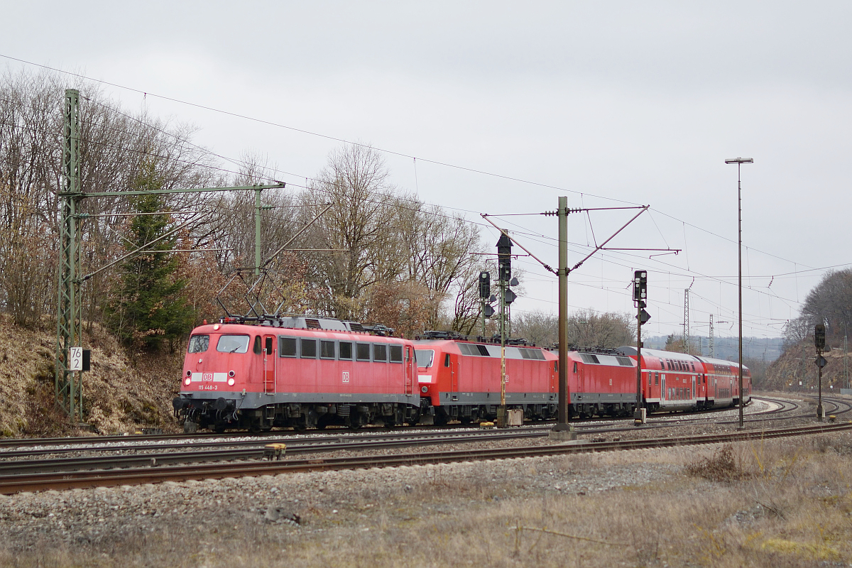 Am 11. Februar 2018 musste PbZ 2461 in Westerstetten für einige Überholungen eine kurze Pause einlegen. Hier beschleunigt 115 448 die beiden 120 und die drei Doppelstockwagen, um in Kürze Ulm zu erreichen.