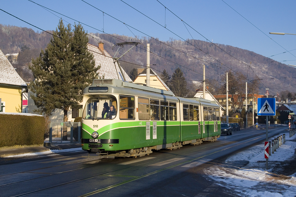 Am 11. Jänner 2017 ist der TW 510 bei strahlendem Sonnenschein und zweistelligen Minusgraden als Linie 7 in der Burenstraße unterwegs und passiert soeben die Kreuzung mit der Maderspergergasse. 