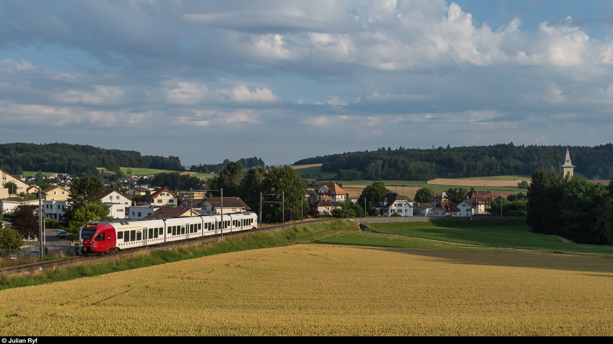 Am 11. Juli 2016 war geplant, ein paar Einsatzbilder der TPF RBDe 567 zu machen, welche fast nur noch am frühmorgens als Zusatzzüge unterwegs sind. An der Stelle bei Belfaux kam dann zuerst ein FLIRT, der als S20 Neuchâtel - Fribourg soeben den Bahnhof Belfaux-Village verlassen hat.