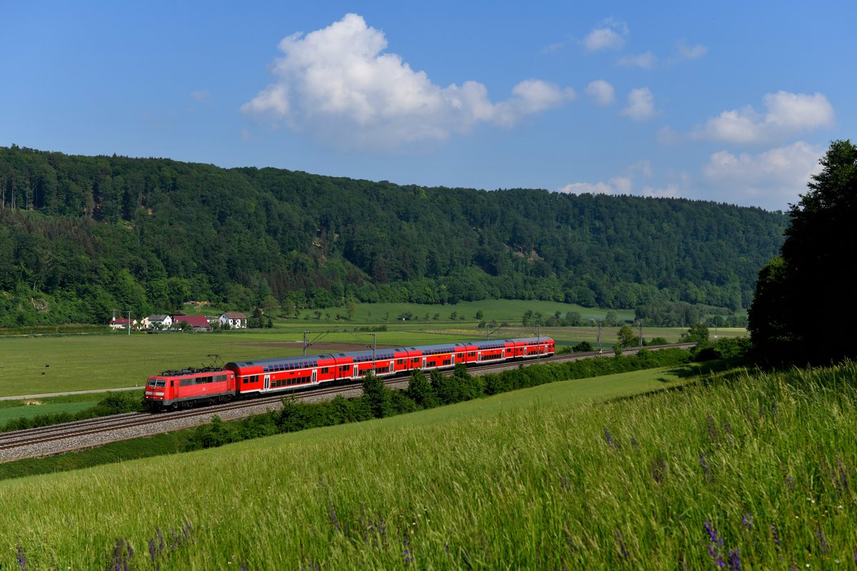 Am 11. Mai 2018 konnten noch zahlreiche Leistungen mit Loks der Baureihe 111 im Altmühltal beobachtet werden. Inzwischen ist der Nahverkehr zwischen Ingolstadt und Treuchtlingen fest in der Hand der neuen Twindexx-Triebwagen. Bei Breitenfurt konnte ich an diesem Tage 111 039 mit ihrer RB 59148 aufnehmen. 