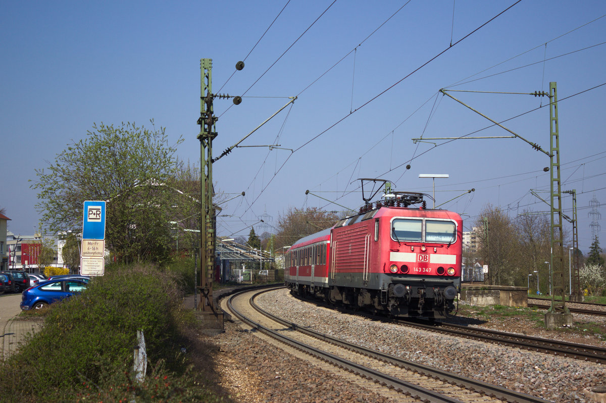 Am 11.04.16 konnte die inzwischen abgestellte 143 347 mit ihrem Regionalzug im Bahnhof Tamm aufgenommen werden. 
Der Lok ist schon anzusehen, dass die in Bälde das Abstellgleis aufsuchen wird...
