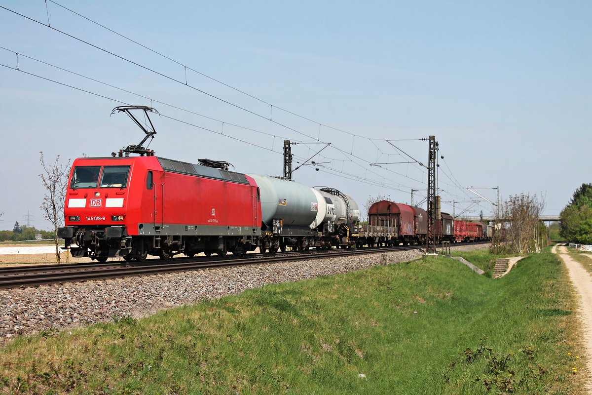 Am 11.04.2017 bespannte 145 019-6 einen gemischten Güterzug von Mannheim Rbf bis zur Schweizer Grenze, als sie nördlich von Müllheim (Baden) bei Hügelheim über die KBS 703 gen Süden fuhr.