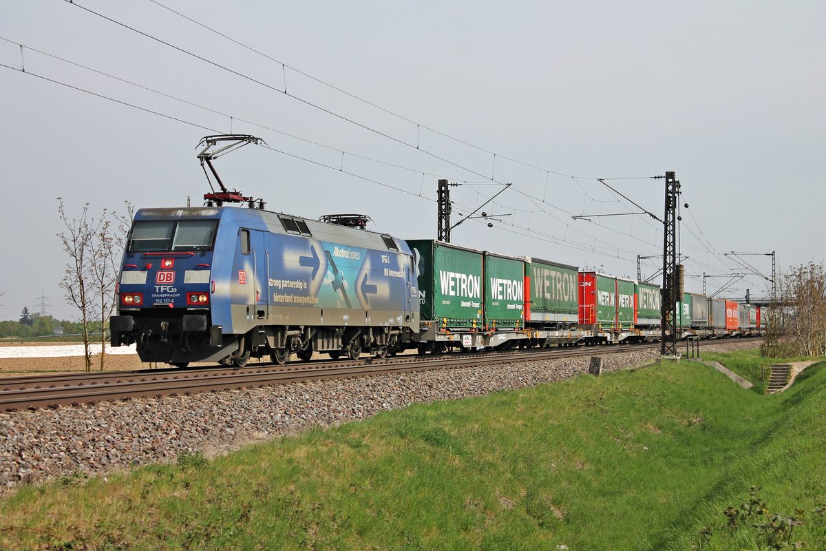 Am 11.04.2017 bespannte 152 137-6  AlbatrosExpress  den  WETRON -KLV nach Italien bis nach Basel, als sie bei Hügelheim durchs Markgräflerland in Richtung Schweiz fuhr.
