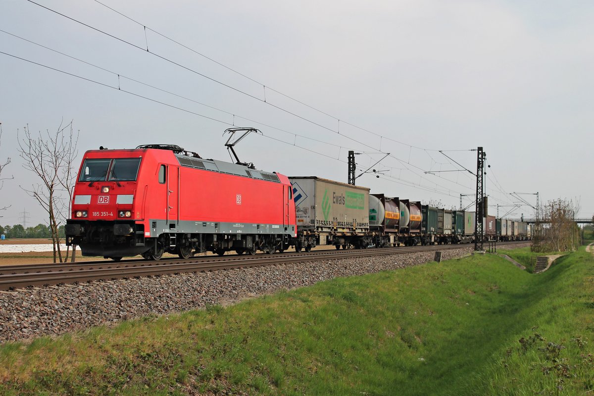 Am 11.04.2017 bespannte 185 351-4 einen langen Containerzug zur Schweizer Grenze, als sie bei Hügelheim über die KBS 703 durchs Markgräflerland fuhr.