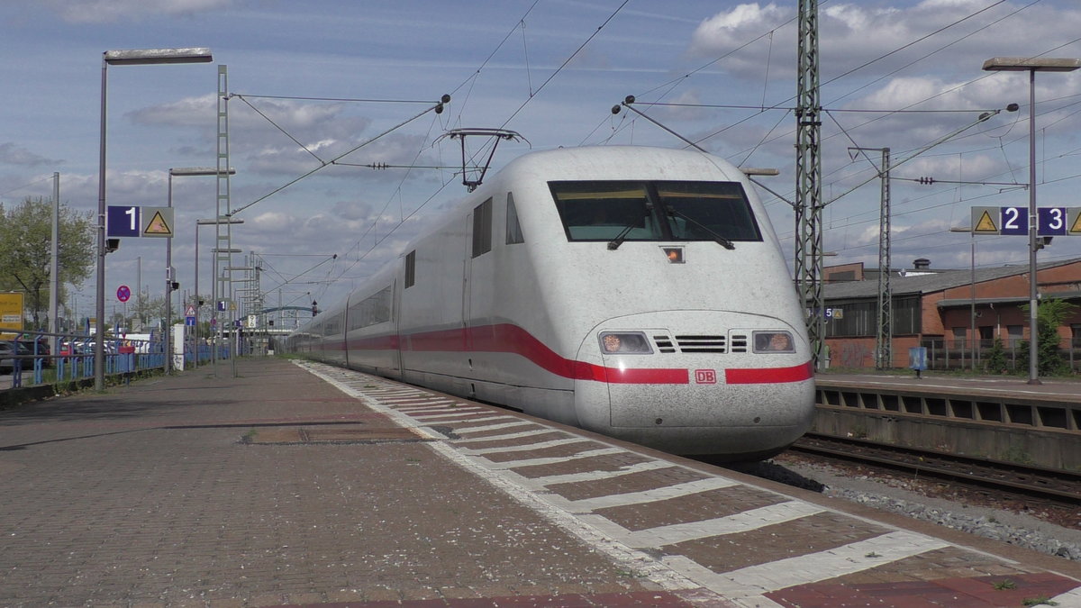 Am 11.04.2017 durchfährt eine ICE1 der Baureihe 401 den Bahnhof Mannheim-Waldhof in Richtung Hbf.