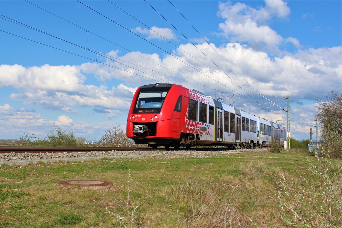 Am 11.04.2018 ist ein Lint der Baureihe 622 als RB nach Bensheim bei der Rheinbrücke Worms unterwegs.