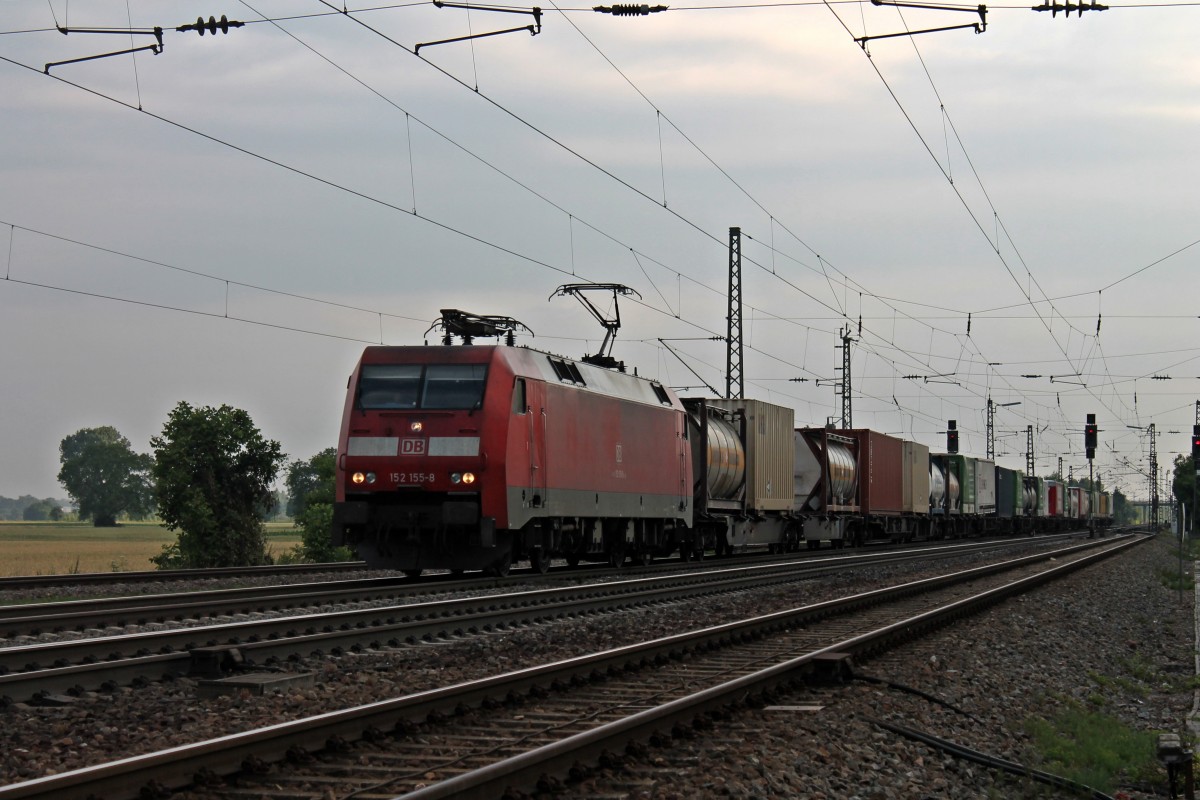 Am 11.07.2013 fuhr am frhen Morgen die 152 155-8 mit einem Containerzug durch die Ortschaft Orschweier gen Freiburg.
