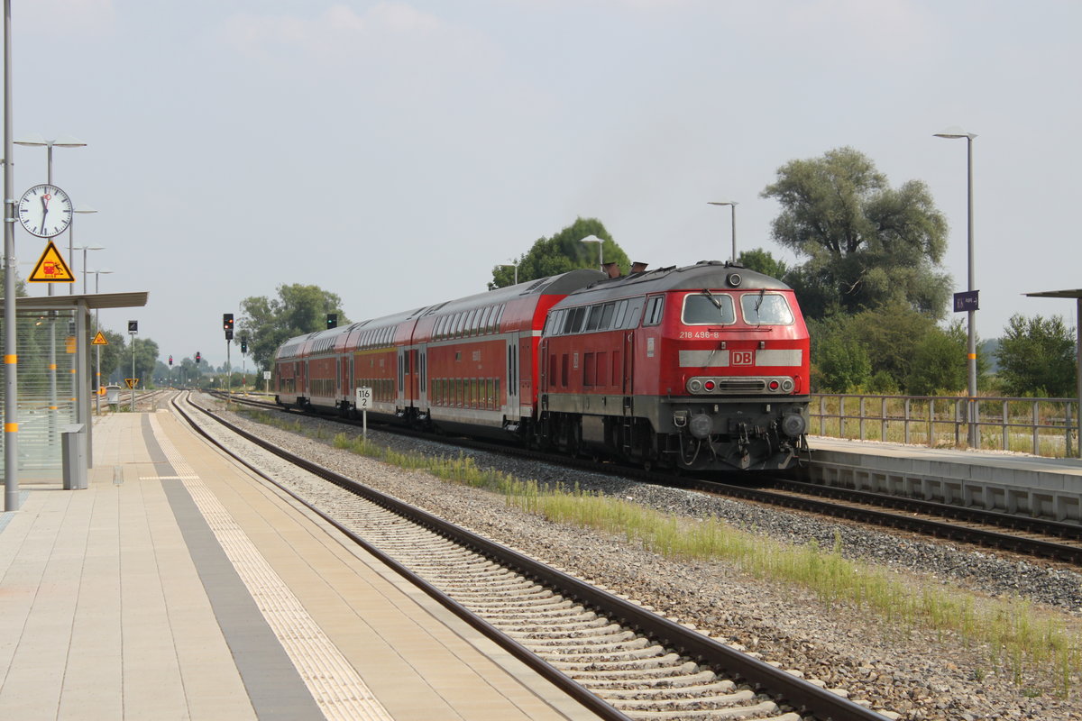 Am 11.08.2015 verlässt ein IRE Lindau - Stuttgart gerade den Bahnhof Laupheim West in Richtung Ulm, wo die BR 218 gegen eine 146 getauscht wird.